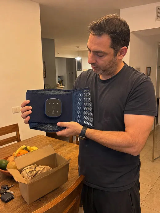 דודי פותח את חגורת BackPro