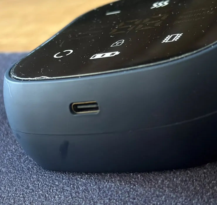 יציאת טעינה USB-C בצד המכשיר