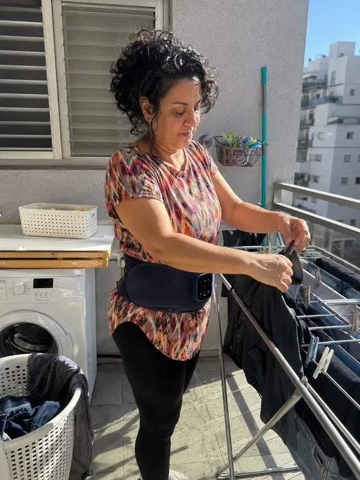 חני תולה כביסה עם חגורת BackPro
