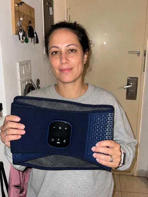 הילה מחזיקה את חגורת BackPro