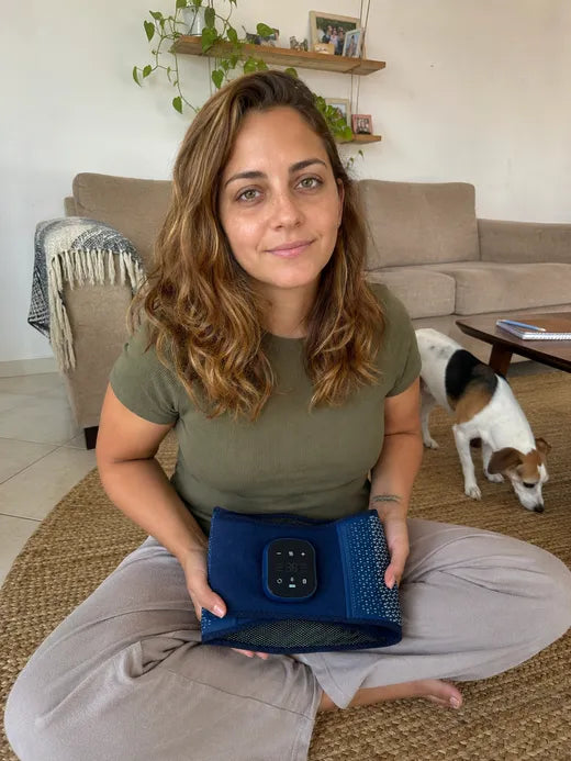 נועה יושבת על השטיח עם חגורת BackPro