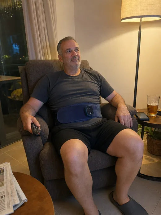 אבי בכורסא עם חגורת BackPro